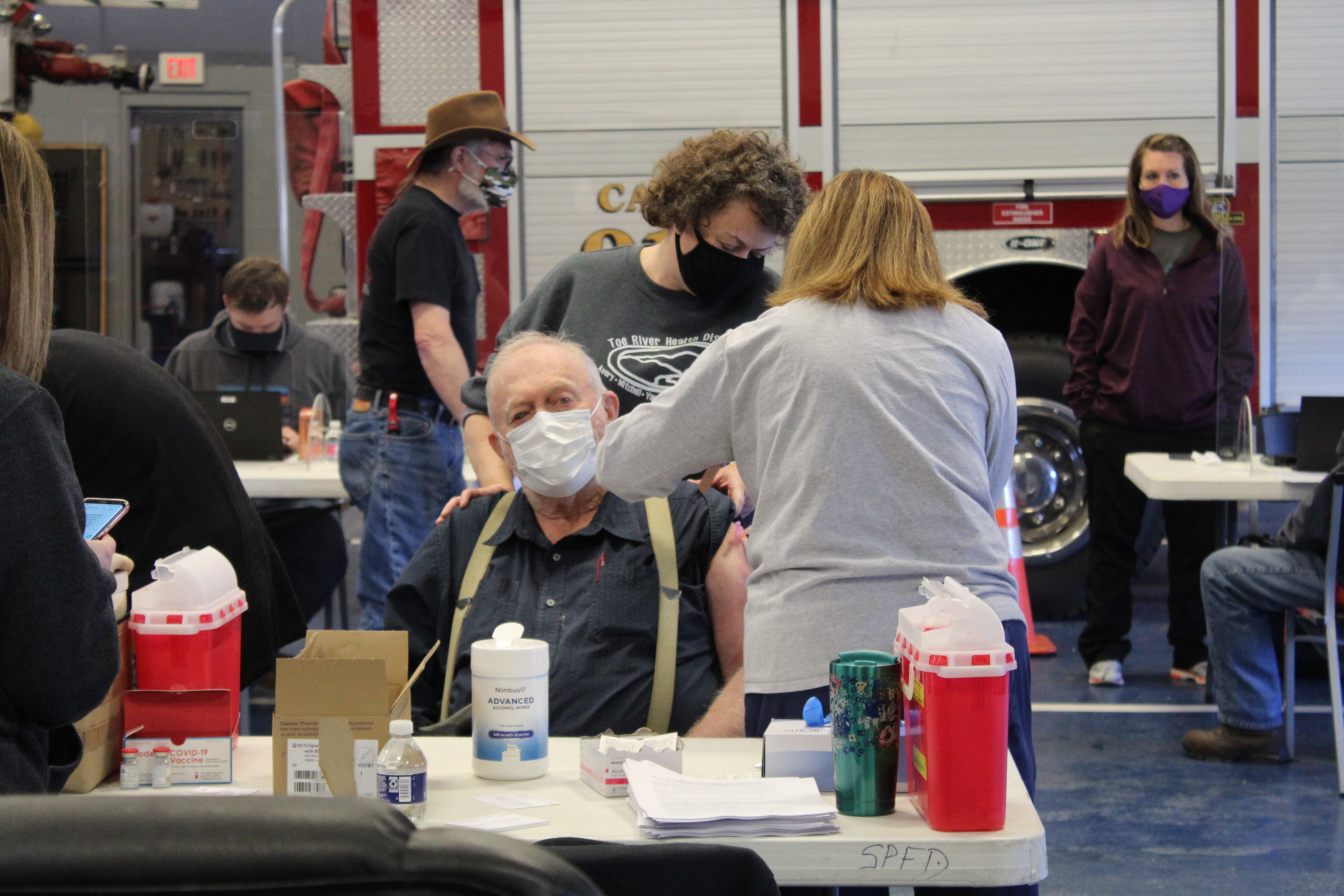 Altapass resident Ronnie Byrd, 77, receives his vaccine at the pop-up clinic on Thursday, Jan. 14. He said it was “better” than other vaccines he has received in the past. (MNJ Photo/Juliana Walker)