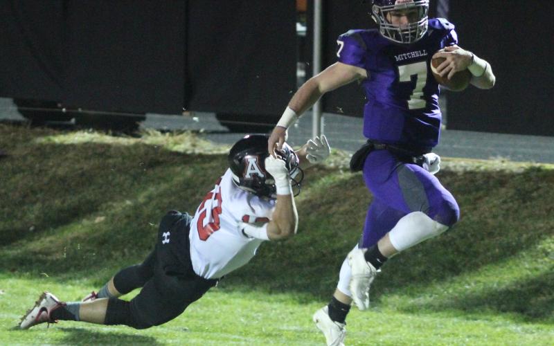 Mitchell junior quarterback Noah Pitman outruns Avery freshman Chad Giarrusso on his way to one of his three rushing touchdowns. Pitman led Mitchell with 138 yards on eight carries for an average of 17.25 yards per carry. (Brandon Roberts/MNJ)