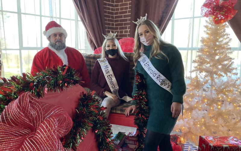 Santa Claus and local beauty pageant queens Miss Emerald Ridge Tessa Rabideau and Miss Emerald Ridge Outstanding Teen McKenna Harvey pose for a group photo on Saturday, Nov. 28 during the Spruce Pine Southern Christmas Show. (MNJ photo/Juliana Walker)