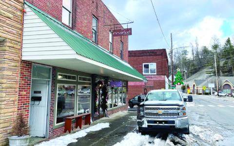 MNJ Photo/Mariel Williams.  While traffic on the streets of downtown Spruce Pine is slower these days many small businesses are finding ways to rebound in the wake of destruction. The Market on Oak has opened its doors to four small businesses: Treasures in the Pines, Spruce Pine Florist, HairCraft, and Treehouse Realty. L&L Furniture Company cleared space for D.T.’s Java Jr. in their lawn and garden furniture showroom. Spruce Pine businesses are showing that the business community is stronger when together