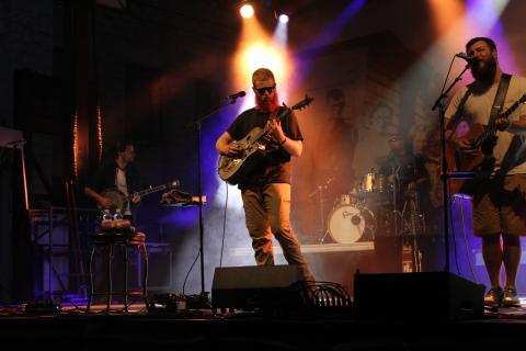 MNJ Photos/Mariel Williams.  Oliver Anthony Music performs for a sold-out crowd on Lower Street (Locust Avenue). The Saturday concert was organized as a fundraiser for the recovery effort from Hurricane Helene, and organizers said they sold 3,000 tickets. 