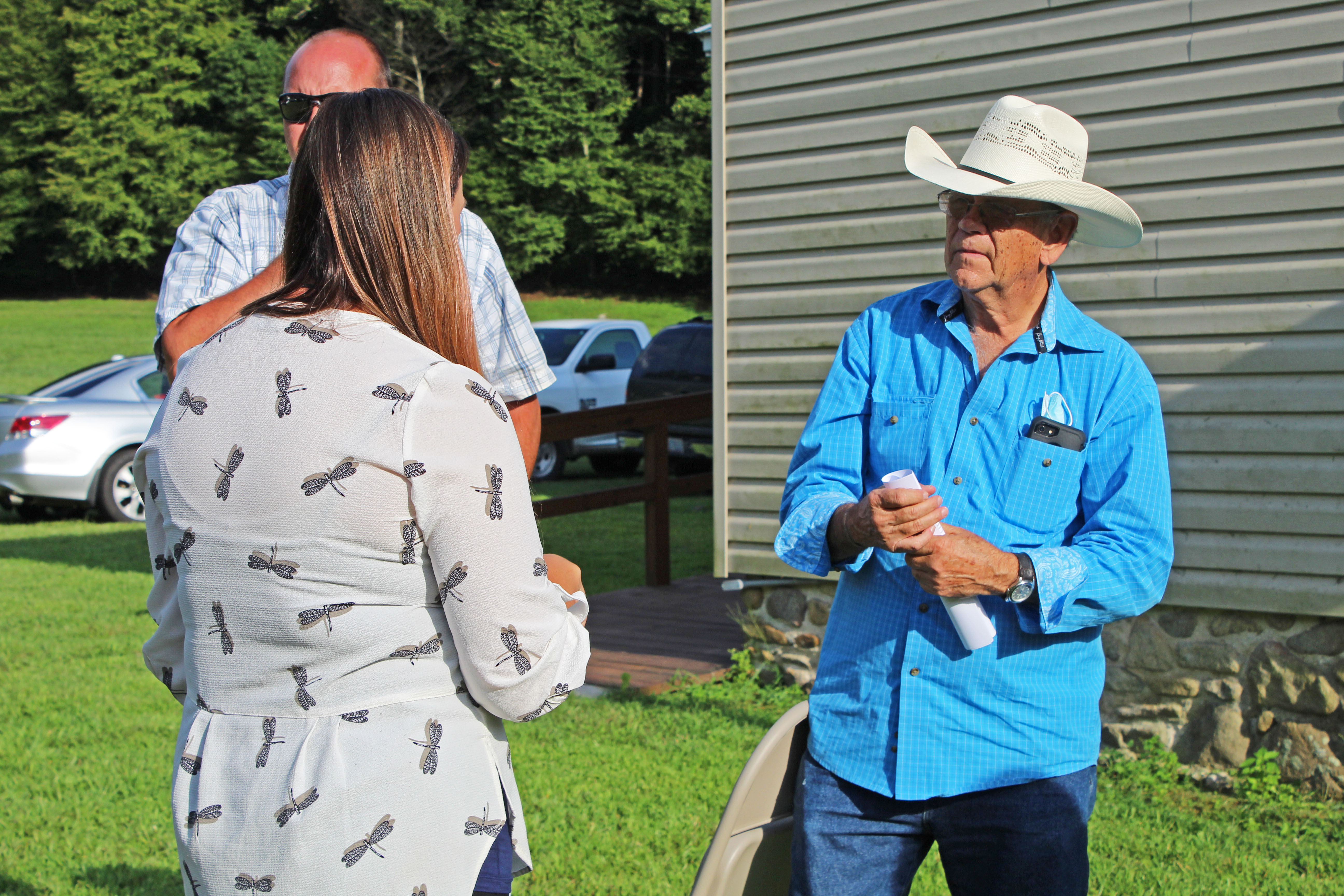 Halley Burleson speaks with a local Poplar resident before special meeting Tuesday, Aug. 25. (MNJ Photo/Juliana Walker)